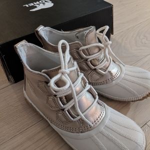 Like new Sorel Out `N About Rain Boots